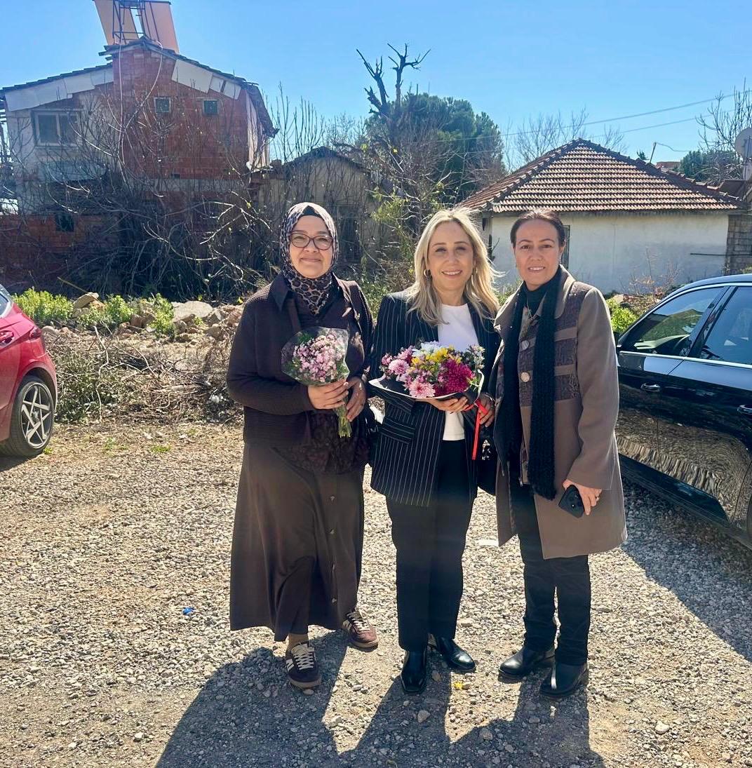 ak_kepez's tweet photo. 📍 Kepez | Güneş Mahallesi

Milletvekilimiz Sn.Tuba Vural Çokal  (@tubavuralcokal)  İlçe kadın kolları başkanımız Eray Yıldız Ünlü ile birlikte, şehidimizin annesi Fatma Karakaya’yı hanesinde ziyarette bulundular.

Ruhları şad, mekânları cennet olsun. 🇹🇷

@alicetin_07 
@GlinZboz https://t.co/N10AoKnp4O