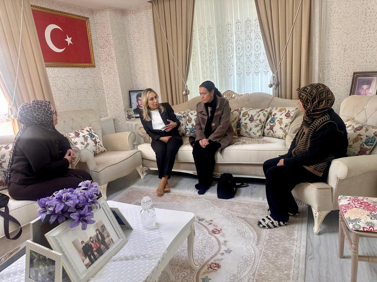 ak_kepez's tweet photo. 📍 Kepez | Güneş Mahallesi

Milletvekilimiz Sn.Tuba Vural Çokal  (@tubavuralcokal)  İlçe kadın kolları başkanımız Eray Yıldız Ünlü ile birlikte, şehidimizin annesi Fatma Karakaya’yı hanesinde ziyarette bulundular.

Ruhları şad, mekânları cennet olsun. 🇹🇷

@alicetin_07 
@GlinZboz https://t.co/N10AoKnp4O