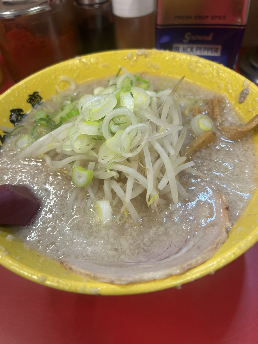 silverwingstm's tweet photo. 深夜帯に行ったけどほぼ満席でずっとお客様がどんどん来店していた
ラーメンとチャーシュー丼食った
両方とも並やったけど、美味くて量も多かった
また、食いに行く https://t.co/G9NW6xwTjM