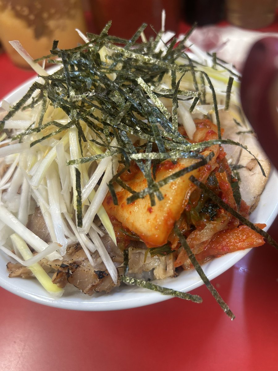 silverwingstm's tweet photo. 深夜帯に行ったけどほぼ満席でずっとお客様がどんどん来店していた
ラーメンとチャーシュー丼食った
両方とも並やったけど、美味くて量も多かった
また、食いに行く https://t.co/G9NW6xwTjM