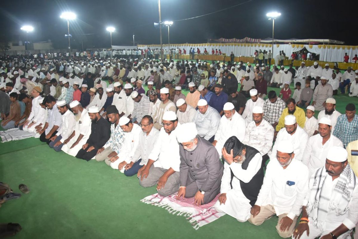 GpkOfficial_'s tweet image. వికారాబాద్ పట్టణంలోని బ్లాక్ గ్రౌండ్ లో ఏర్పాటు చేసిన ఇఫ్తార్ విందులో పాల్గొన్న స్పీకర్ శ్రీ గడ్డం ప్రసాద్ కుమార్ గారు.ముందుగా ప్రార్ధనలలో పాల్గొని అనంతరం ముస్లిం సోదరులకు ఖర్జూర తినిపించి ఈరోజు ఉపవాస దీక్షను విరమింపచేసి ఇఫ్తార్ విందులో పాల్గొన్న ప్రముఖులు.
#ramzan #iftaar