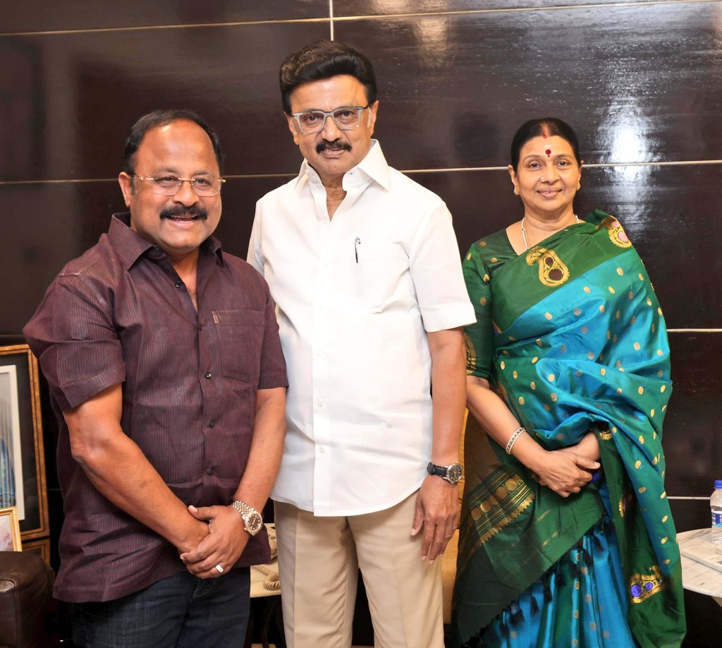 APNandakumarMLA's tweet photo. நாளை பிறந்த நாள் காணும் கழகத் தலைவரும் மாண்புமிகு @CMOTamilnadu அண்ணன் #தளபதியார் திரு @mkstalin அவர்களை சென்னையில் உள்ள அவரது இல்லத்தில் நேரில் சந்தித்து பிறந்த நாள் வாழ்த்துகள் தெரிவித்து மகிழ்ந்த போது.
#HBDMKStalin https://t.co/sgHIHsdKca