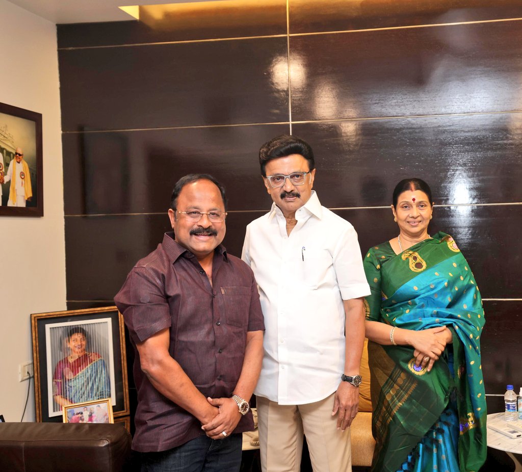 APNandakumarMLA's tweet photo. நாளை பிறந்த நாள் காணும் கழகத் தலைவரும் மாண்புமிகு @CMOTamilnadu அண்ணன் #தளபதியார் திரு @mkstalin அவர்களை சென்னையில் உள்ள அவரது இல்லத்தில் நேரில் சந்தித்து பிறந்த நாள் வாழ்த்துகள் தெரிவித்து மகிழ்ந்த போது.
#HBDMKStalin https://t.co/sgHIHsdKca