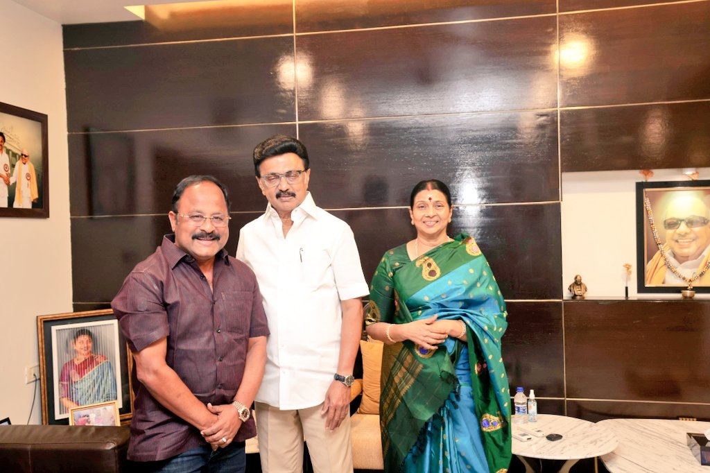 APNandakumarMLA's tweet photo. நாளை பிறந்த நாள் காணும் கழகத் தலைவரும் மாண்புமிகு @CMOTamilnadu அண்ணன் #தளபதியார் திரு @mkstalin அவர்களை சென்னையில் உள்ள அவரது இல்லத்தில் நேரில் சந்தித்து பிறந்த நாள் வாழ்த்துகள் தெரிவித்து மகிழ்ந்த போது.
#HBDMKStalin https://t.co/sgHIHsdKca