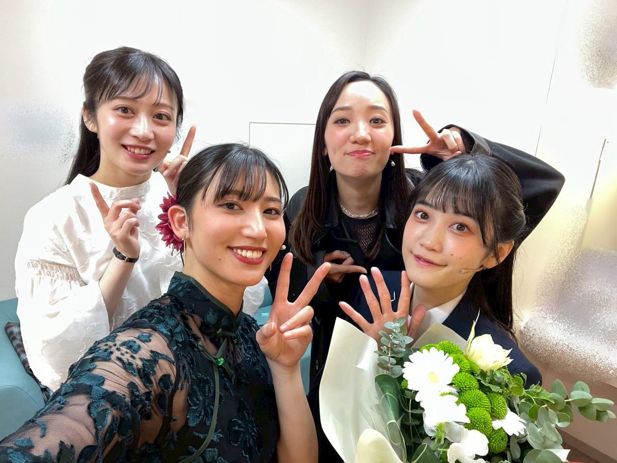 k_moeka_'s tweet photo. 初日ありがとうございました🙌
舞台の現場で自身の誕生日を
２日連続で祝ってもらえたのは
初めてでございました💐

今日はフォトセッションもあったよ📸
可愛く撮ってくれた？

#濱ステ https://t.co/VvMnvl9gL3