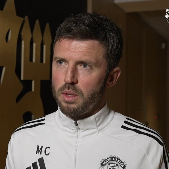 UtdDistrict's tweet photo. 🚨🎙️ | Michael Carrick asked about Benjamin Šeško giving him a 'selection headache':

"It's definitely NOT a headache, I'll tell you that... The way he's training, his attitude, he's in really good spirits. It's certainly not a headache, there's a decision to be made but it's not made difficult because the boys understand it and all play a part.

"Sometimes it's going to be one player, sometimes it might be someone else, but it's the group that's the MOST important thing and the boys have been fantastic with that."