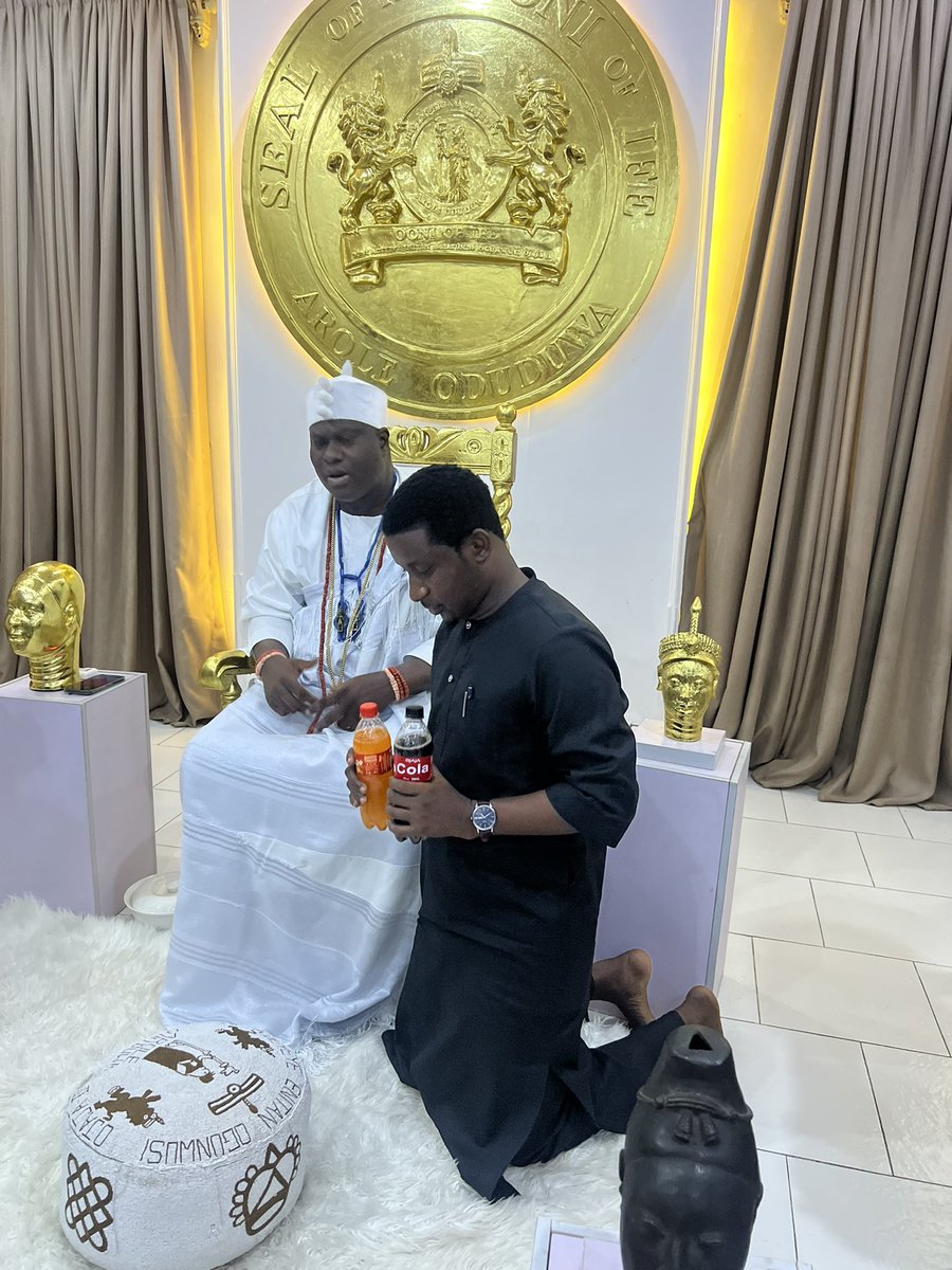 I randomly saw one of my neighbors and we reconnected and the person said so you are this Oladele guy on twitter. You will just walk around the compound as if you are just one random guy. Please I am a random guy ooo, see what you have caused <a href="/john322226/">lobistars🇳🇬</a> and see what Ojaja Drinks