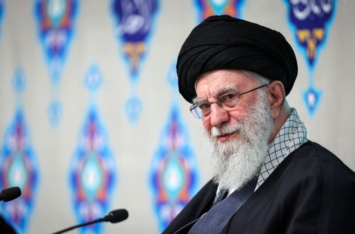 🇮🇱🇮🇷Des sources israéliennes annoncent la mort de Khamenei.

L'information n'est pas confirmée mais si elle finit par l'être, ce serait potentiellement le début de la déroute pour la République Islamique.

Sans guide suprême, ministre de la défense potentiellement mort également