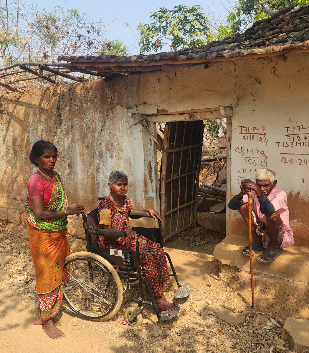 दुमका जिला के मसलिया प्रखंड हरिपुर गांव में 70 वर्षीय रामेश्वर हेंब्रम और 65 वर्षीय पाकू सोरेन बेहद दयनीय स्थिति में हैं 1साल पहले बरसात में उनका घर गिर गया, दोनों असहाय हैं 5 महीनों से बायोमेट्रिक फेल होने के कारण राशन-पेंशन बंद है
<a href="/HemantSorenJMM/">Hemant Soren</a> <a href="/DipikaPS/">Dipika Pandey Singh</a> <a href="/DumkaDc/">DC_Dumka</a>  सर् मदद करे