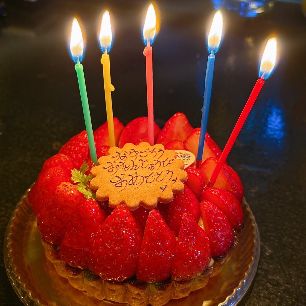 nayugorosan's tweet photo. 誕生日迎えました🎊
今年は誕生前夜祭で前日にイベントでみんなに祝ってもらえて、とっても楽しかったです🥳
サプライズでけてゃんがケーキ用意してくれたありごろう😿
ライブ来てくれた人たちも本当にありごろう…！！ https://t.co/A4z93dQyp9