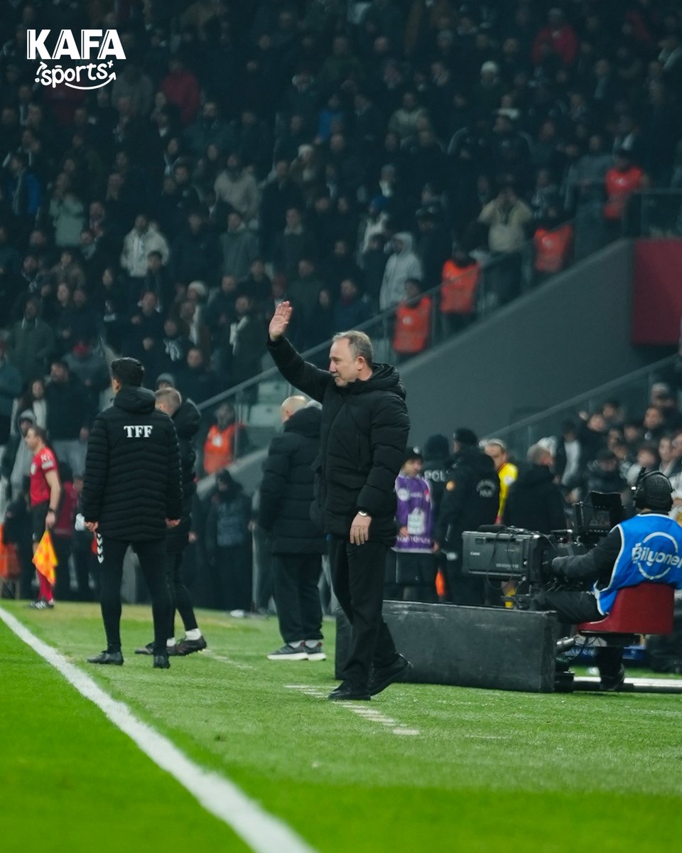 Beşiktaş;

⚫️⚪️ Bu sezon ilk kez 3 maç üst üste kazandı.
💪 16 maçtır yenilmiyor.
⚽ 20 maçtır gol atıyor.

Sergen Yalçın.
Kod adı: İstikrar. 👏 🦅