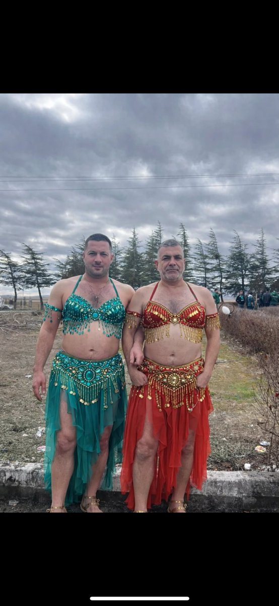 Aslında yeşillinin kıyafeti sarı olmalıymış ama bu da yakışmış. İyi kıvırıyorlar ama ben beş para takmam ha!