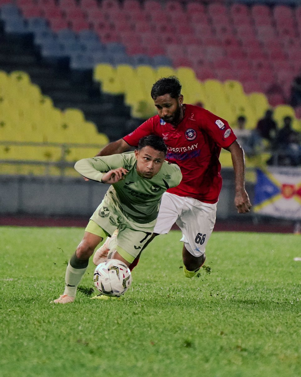 selangorfc's tweet photo. ๐ธ Antara aksi-aksi yang sempat dirakamkan pada babak pertama perlawanan #MELSFC. Terus berjuang buat separuh masa kedua #GergasiMerah! โค๏ธ๐
#SelangorFC #ThisIsSelangor
#MELSFC #LS19
#LigaSuper2025-26 https://t.co/Ix28cPdAcw