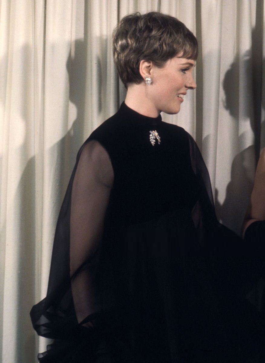 this is one of her best red carpet looks tbh