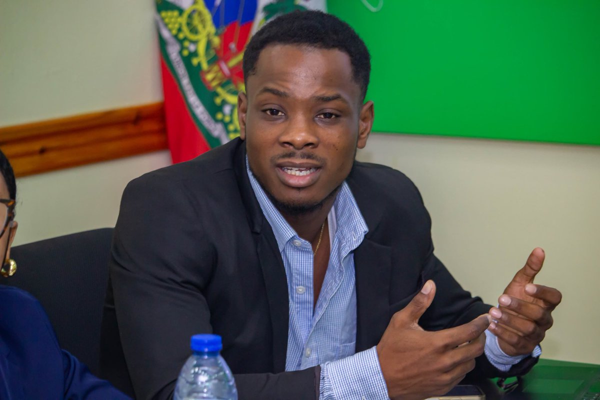 JasmyMICHEL3's tweet image. Le parti politique #EDE travaille sans relâche pour construire une autre société haïtienne, en faisant du savoir et des livres le socle de son engagement. 📚💚🇭🇹