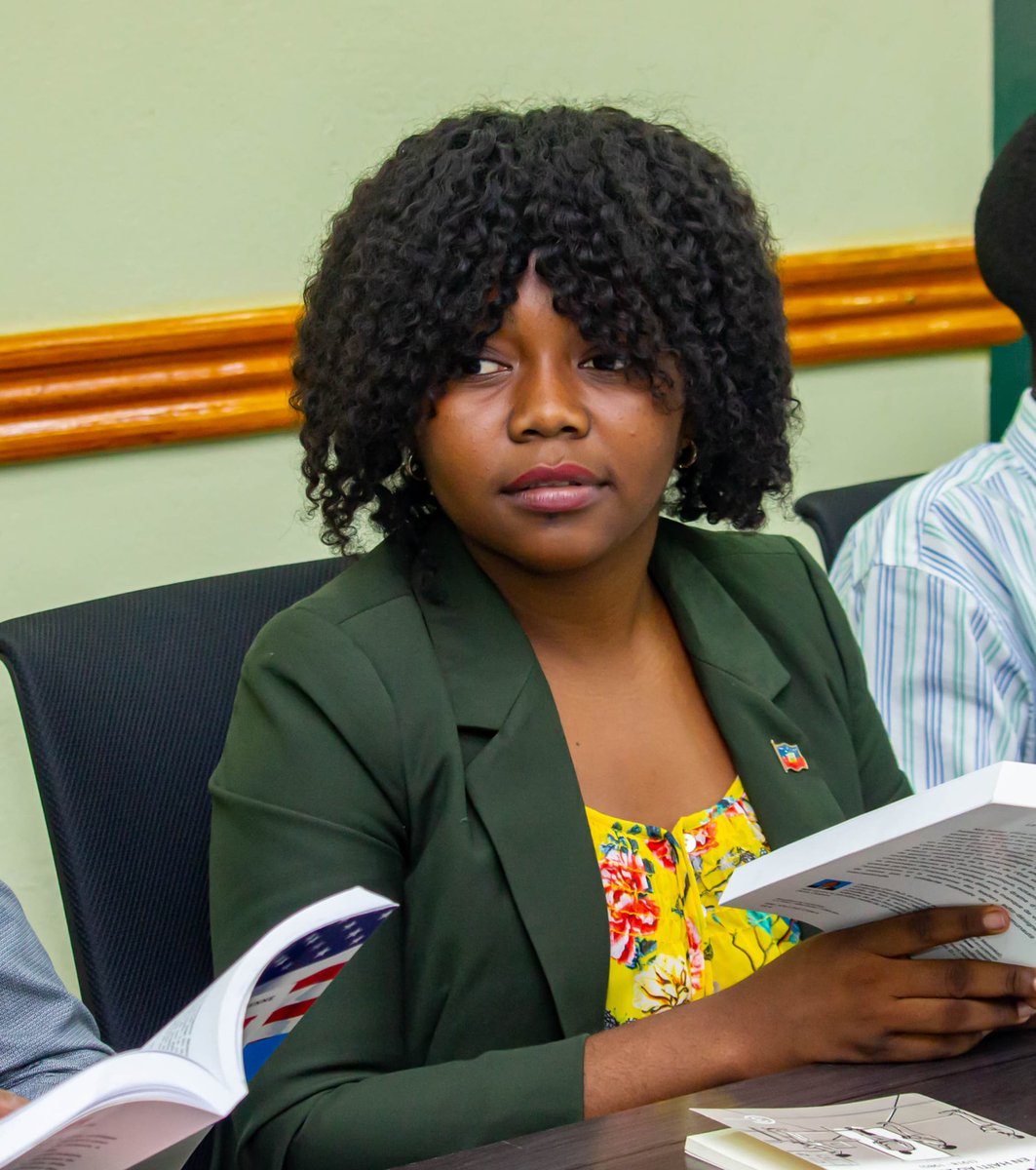 JasmyMICHEL3's tweet image. Le parti politique #EDE travaille sans relâche pour construire une autre société haïtienne, en faisant du savoir et des livres le socle de son engagement. 📚💚🇭🇹