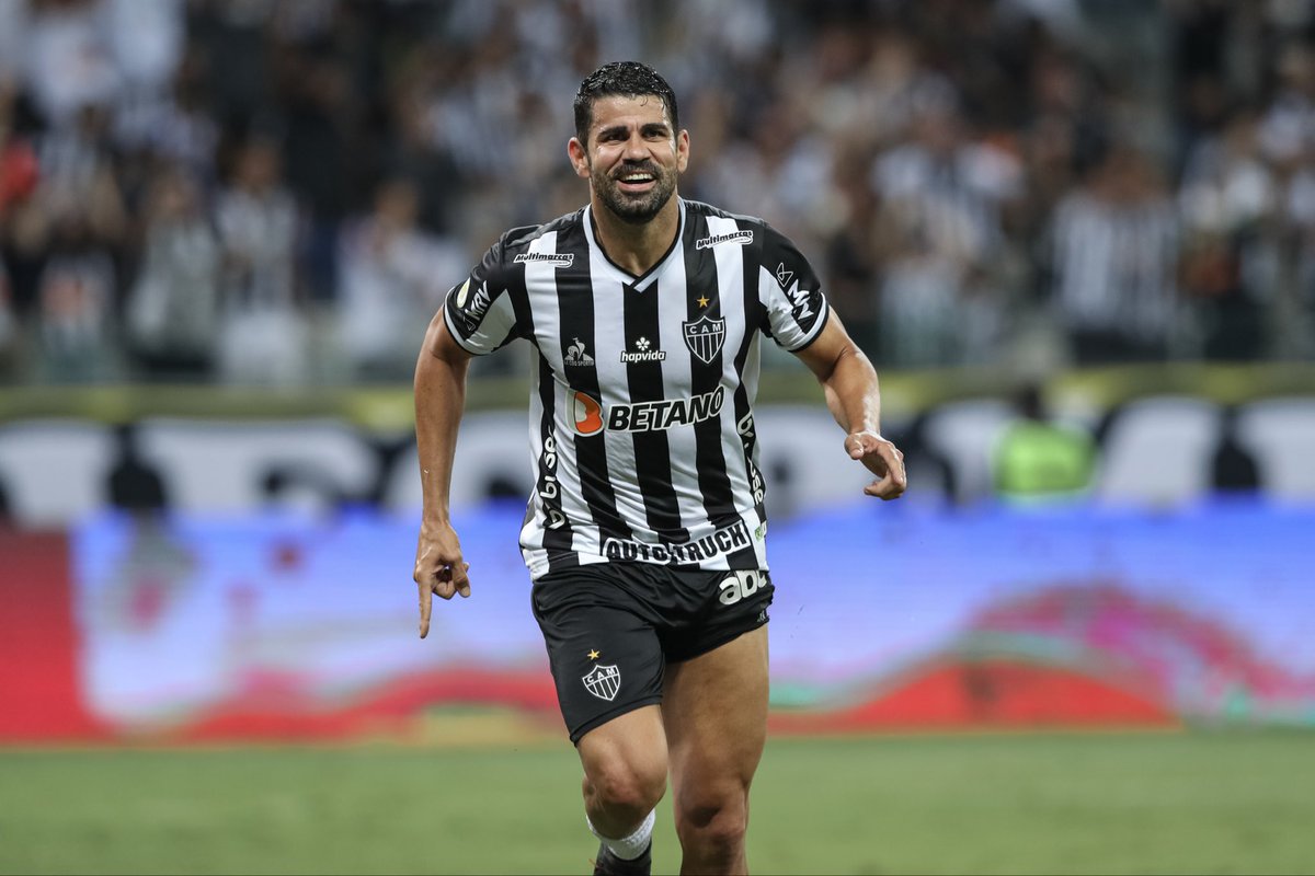 novaesrocha1's tweet photo. Diego Costa pendurou as chuteiras…
Falar pra vocês uma coisa. Eu fiz in loco 22/38 jogos daquele time mágico do Atlético no Brasileirão de 2021. Claro que os protagonistas foram Hulk, Arana, etc… 
Mas poucas vezes eu vi no estádio um cara tão acima fisicamente dos adversários igual ao Diego Costa. Era PIADA. Lembro do jogo contra o Juventude que o zagueiro parecia uma criança tentando tirar a bola dele. 
Fez chover também contra o Corinthians.
CRAQUE.