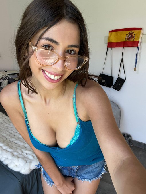 selebloomxx's tweet photo. POV: I am your sexy teacher https://t.co/YQInonijbL