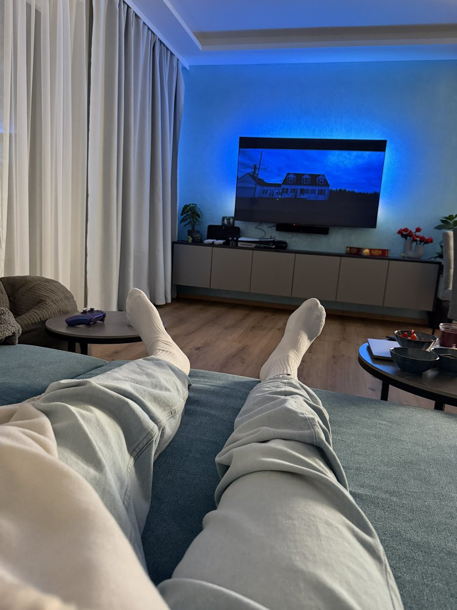 Lorenzloloo's tweet photo. Wer kommt massieren? #socks #feet https://t.co/QTOomrJJDh