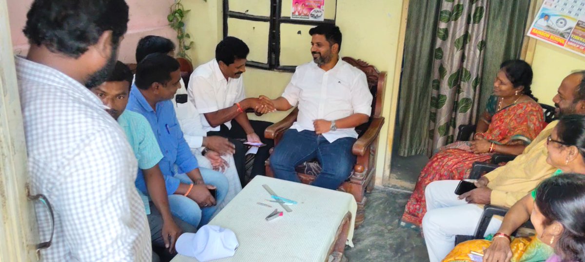 HarishReddyRDM's tweet photo. వ్యాళ్ళ హరీష్ రెడ్డి బిఆర్ఎస్ పార్టీ రాష్ట్ర నాయకులు ఈరోజు రామగుండం కార్పొరేషన్ లో గెలుపొందిన బిఆర్ఎస్ పార్టీ కార్పొరేటర్లను వారి ఇంటికి వెళ్లి సన్మానించడం జరిగింది.              

8 ఇంక్లైన్ కాలనిలో రామగుండం కార్పొరేషన్ బిఆర్ఎస్ పార్టీ కార్పొరేటర్లుగా గెలుపొందిన వారి ఇంటికి వెళ్లి బిఆర్ఎస్ పార్టీ రాష్ట్ర నాయకులు వ్యాల హరీష్ రెడ్డి అన్న గారు 16వ డివిజన్ కార్పొరేటర్ మందల రమ కిషన్ రెడ్డి గారిని మరియు 15వ డివిజన్ కార్పొరేటర్ బుర్ర శశికళ ముత్యాల గౌడు గారిని మరియు 20 డివిజన్ కార్పొరేటర్ తాళ్ల చిన్న రాజయ్య గారిని అలాగే రామగుండం లింగపురం లోని 29వ డివిజన్ కార్పొరేటర్ నిమ్మరాజుల రజని రవి గారిని అలాగే 28వ డివిజన్ కార్పొరేటర్ దారంగుల కుమార్ గారిని కలిసి వ్యాల హారిష్ రేడ్డి అన్న గారు సన్మానించడం జరిగింది.

 ఈ కార్యక్రమంలో హరిష్ రెడ్డి అన్న గారితో పాటు మెడి సదానందం ఉదయ్ జాహిద్ పాష. అనుముల కళవతి పర్స స్వాతి బురుగు వంశీ కృష్ణ కొండ సురేష్ ఎనుగుల అనిల్ గజ్జల ప్రవిణ్ మోలుగూరి శ్యామ్ శివనంద బోబ్బిలి సతీష్ రమేష్ మరియు అధిక సంఖ్యలో యువకులు పాల్గొన్నారు.