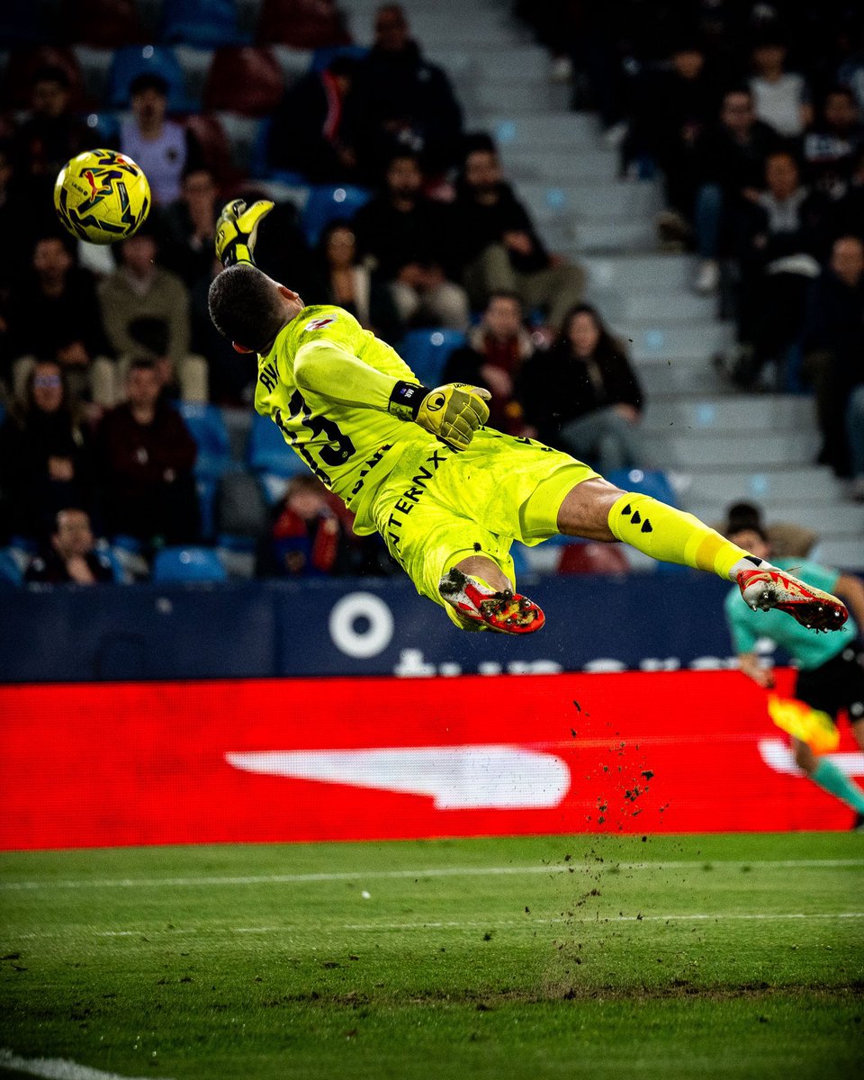 00alejandroom's tweet photo. SUPERMAN SIN CAPA. 🦸🏽‍♂️
@LevanteUD #mathewryan 
#ElmurodeOrriols 🧤😮‍💨 https://t.co/NQ1XkpKavZ
