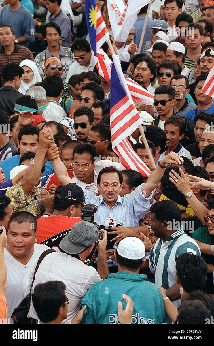 iekaalias10's tweet photo. @anwaribrahim Habis  yang tengah tu siapa bodo ? Cakap tak serupa bikin , dulu siap bodoh Tun M tapi dia sendiri lagi bodoh…bangang punya banduan sial https://t.co/gQfmDePCic