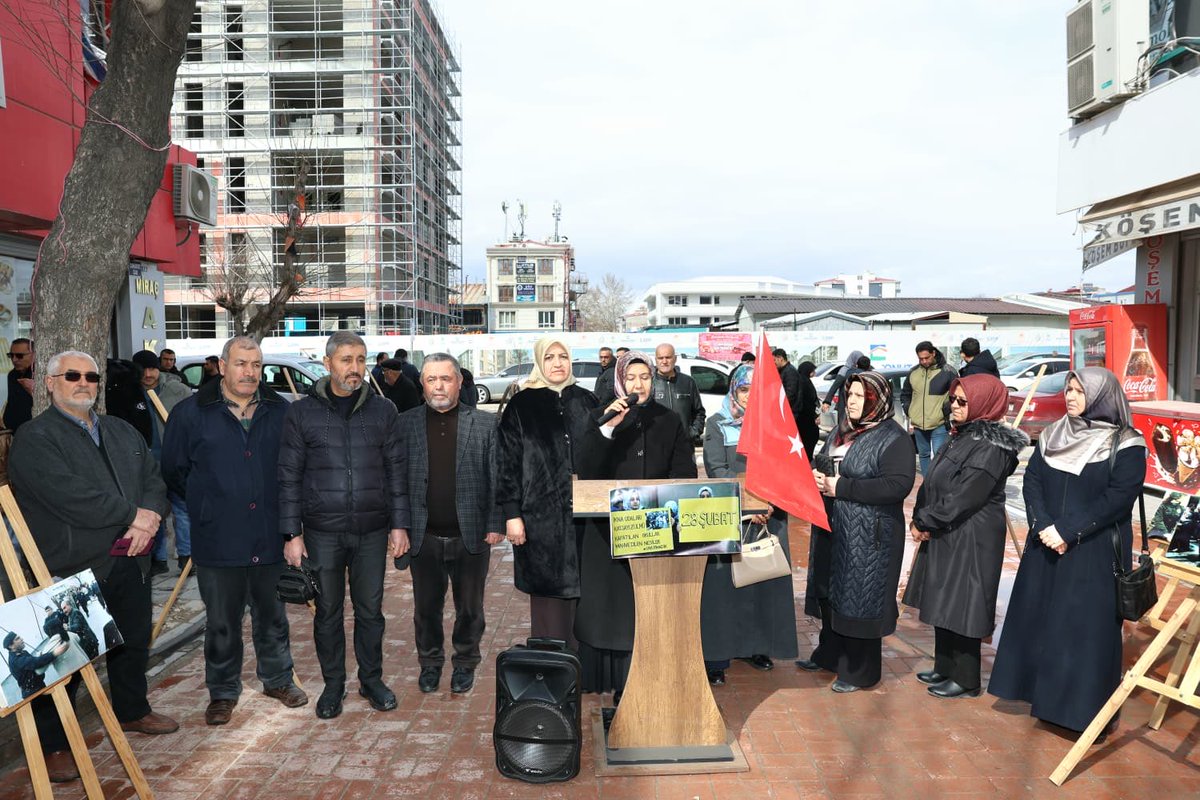 28 Şubat’ın yıl dönümünde, millet iradesine vurulan vesayet zincirlerini unutmamak ve unutturmamak adına Kadın Kolları Başkanlığımız tarafından düzenlenen basın açıklamasına; İlçe Başkanımız Sayın Fatih Arslan ve Yönetim Kurulu Üyelerimiz ile birlikte katılım sağladık.