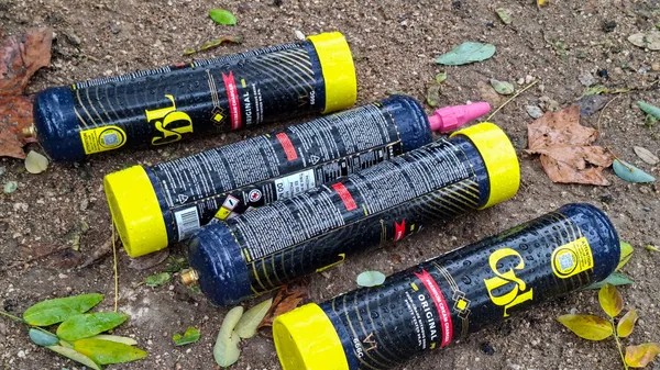 Le #Paris10 fêtard, canal St-Martin et alentours, subit les nuisances liées au protoxyde d'azote. Donc ça dérange le Sénateur <a href="/RemiFeraud/">Rémi Féraud</a>.
Mais ça ne le dérange pas d'avoir cantonné les drogues dures et la salle de shoot💉dans notre quartier puisqu'il en est loin. 
Méprisable.