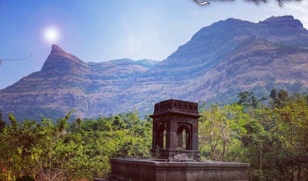 Garjana206's tweet photo. ही रायगड पायथ्याला असलेली समाधी आज पर्यंत शंभू महाराजांना बदनामी करणाऱ्या इतिहासकारांनी गोदावरी ची म्हणून खपवली.पण ती होती सवाई माधवराव ह्यांच्या पत्नी यशोदाबाई ह्यांची.
पन्हाळा पायथ्या असलेली समाधी थोरातां ची कमळा म्हणून खपावली पण ती होती यशवंतराव थोरात ह्या मराठा सरदाराची https://t.co/pnD7hBDALl