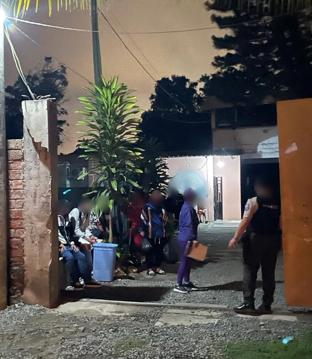 Acess_Ec's tweet photo. ⚠️ Esta madrugada, en la provincia de El Oro, sitio La Unión, la #ACESS clausuró un centro de rehabilitación clandestino para adicciones, tras ser notificada sobre la muerte violenta de un interno. El hecho fue reportado por la @PoliciaEcuador para las acciones correspondientes. https://t.co/Dp35zKHVsC