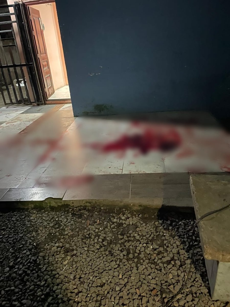 Acess_Ec's tweet photo. Al sitio arribó Medicina Legal para el levantamiento del cuerpo. La persona encargada indicó que existirían alrededor de 10 pacientes hombres, mayores de edad y que desconocen las causas; señaló que solo escucharon disparos. La @PoliciaEcuador realizará la investigación del caso. https://t.co/GYIFh799oV