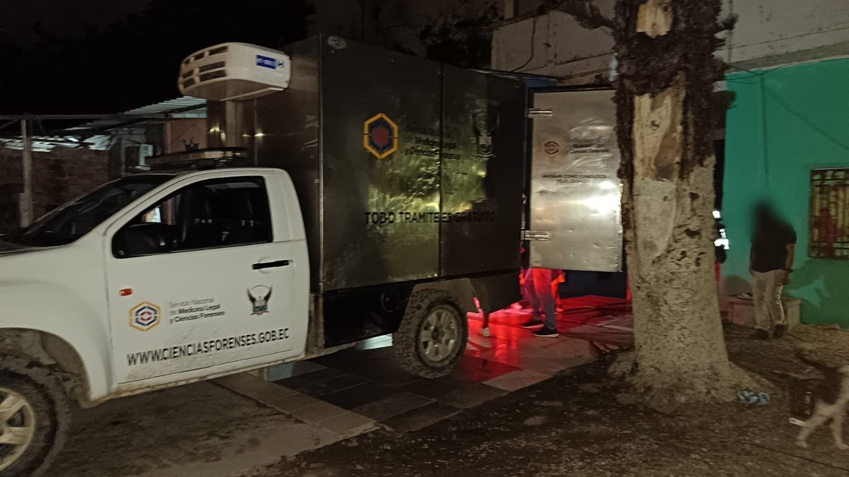 Acess_Ec's tweet photo. Al sitio arribó Medicina Legal para el levantamiento del cuerpo. La persona encargada indicó que existirían alrededor de 10 pacientes hombres, mayores de edad y que desconocen las causas; señaló que solo escucharon disparos. La @PoliciaEcuador realizará la investigación del caso. https://t.co/GYIFh799oV
