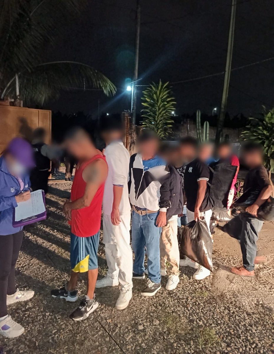 Acess_Ec's tweet photo. Al sitio arribó Medicina Legal para el levantamiento del cuerpo. La persona encargada indicó que existirían alrededor de 10 pacientes hombres, mayores de edad y que desconocen las causas; señaló que solo escucharon disparos. La @PoliciaEcuador realizará la investigación del caso. https://t.co/GYIFh799oV