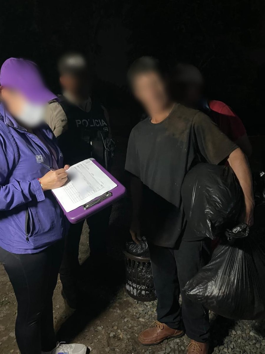 Acess_Ec's tweet photo. El personal de la #ACESS El Oro registró 9 pacientes y constató que el sitio no contaba con licenciamiento ni permiso de funcionamiento. Se evidenciaron precarias condiciones higiénico-sanitarias, hacinamiento, presencia de animales, falta de infraestructura y equipo profesional. https://t.co/snCe6UuJph