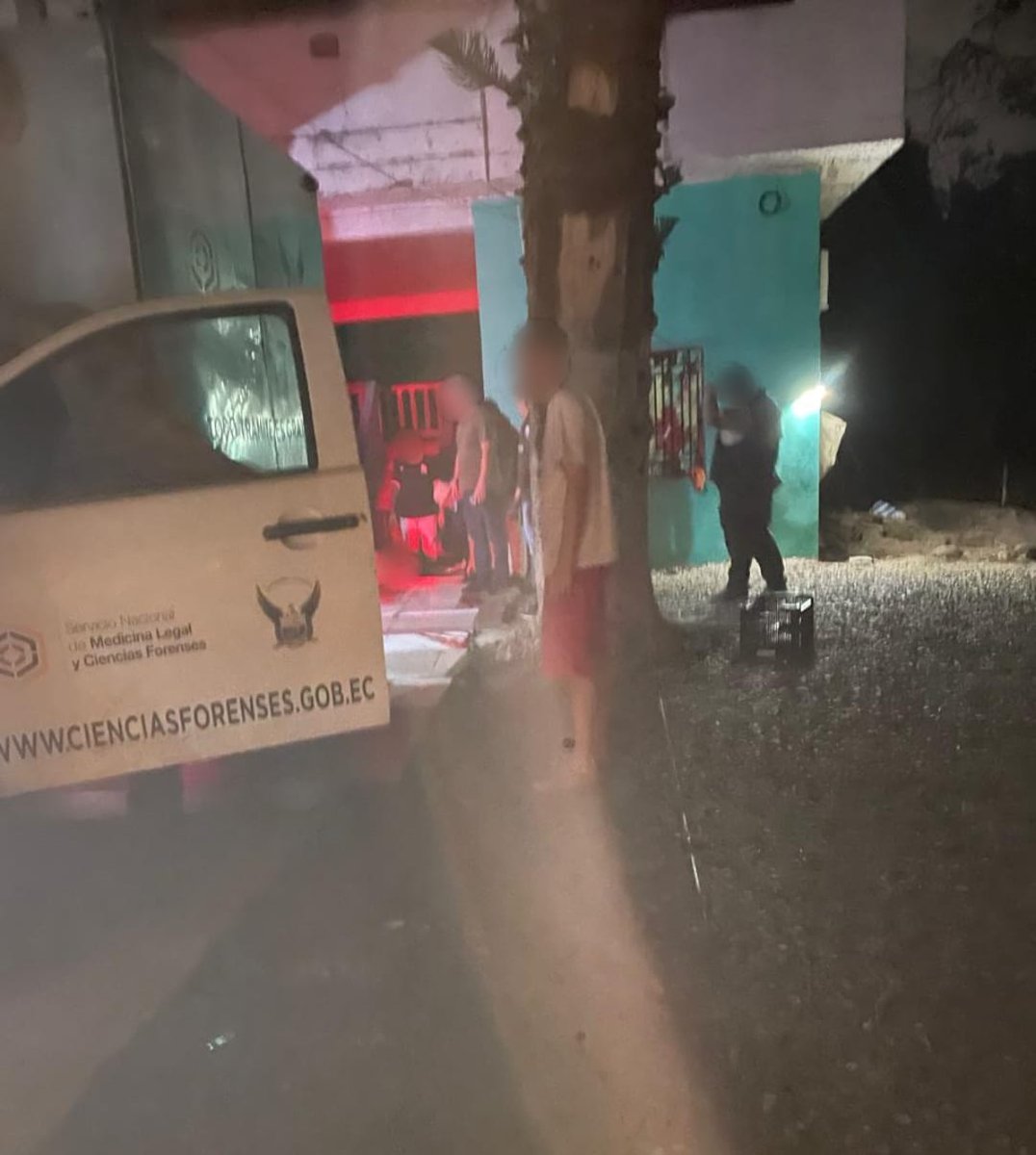 Acess_Ec's tweet photo. El operativo contó con el apoyo interinstitucional de la @PoliciaEcuador, DINASED, @Salud_Ec y @Acess_Ec El Oro. Se colocaron sellos de clausura como medida provisional para precautelar la seguridad de los internos.
#ElNuevoEcuador combate la clandestinidad.

#ACESSProtege https://t.co/elJ0C3ZrVm
