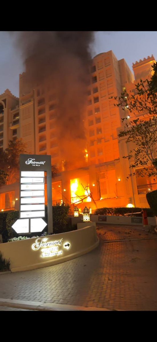🚨 Several loud explosions in multiple areas of Dubai, UAE. A very popular Fairmont The Palm hotel got hit by an intercepted missile.