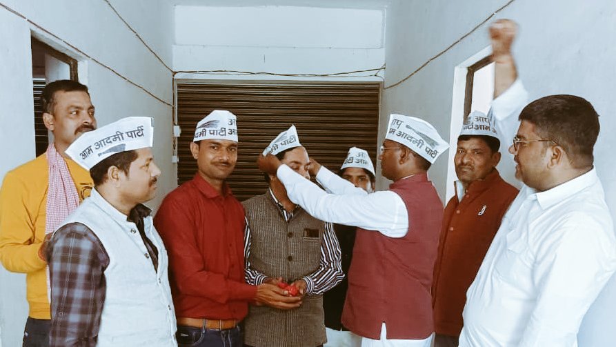 AsisaSailendra's tweet photo. आज शाम केजरीवाल जी सहित सभी नेताओं के कोर्ट से बरी होने पर संगठन के साथियों के साथ मिलकर मिठाई बांटी गई।
शैलेन्द्र तिवारी आशीष 
जिला अध्यक्ष श्रावस्ती https://t.co/Lw5IFfhPpe