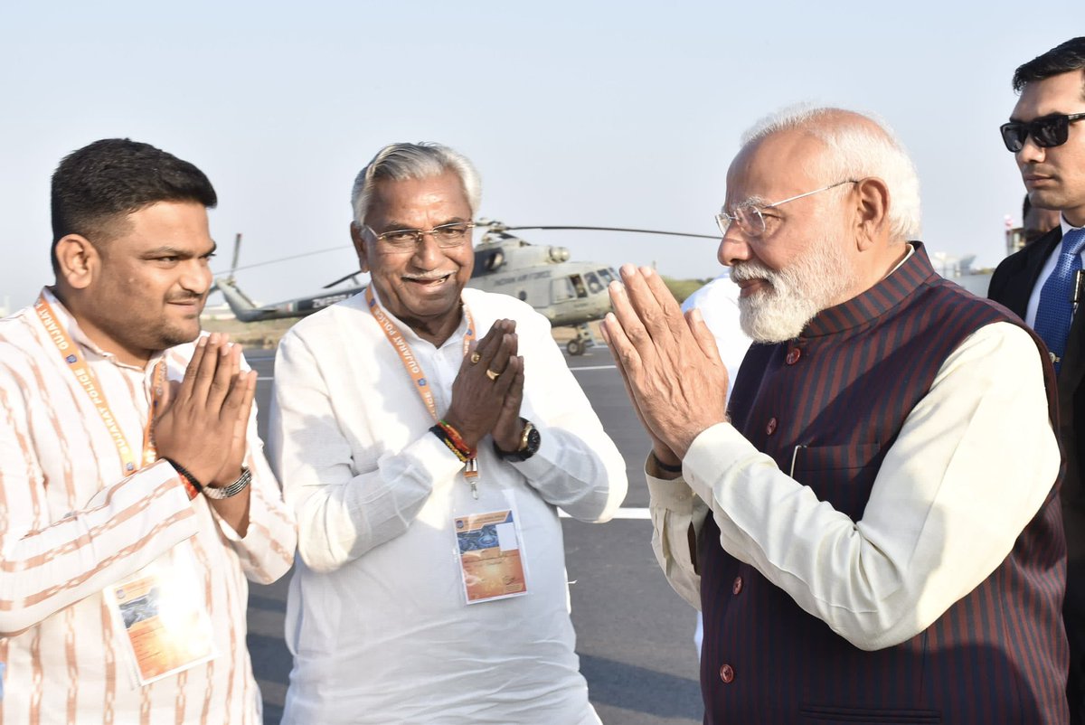 विश्व के सर्वाधिक लोकप्रिय नेता, विकसित भारत के प्रणेता, हम सबके प्रिय प्रधानमंत्री श्रीमान नरेन्द्रभाई मोदी का गुजरात की भूमि पर स्वागत एवं अभिनंदन।