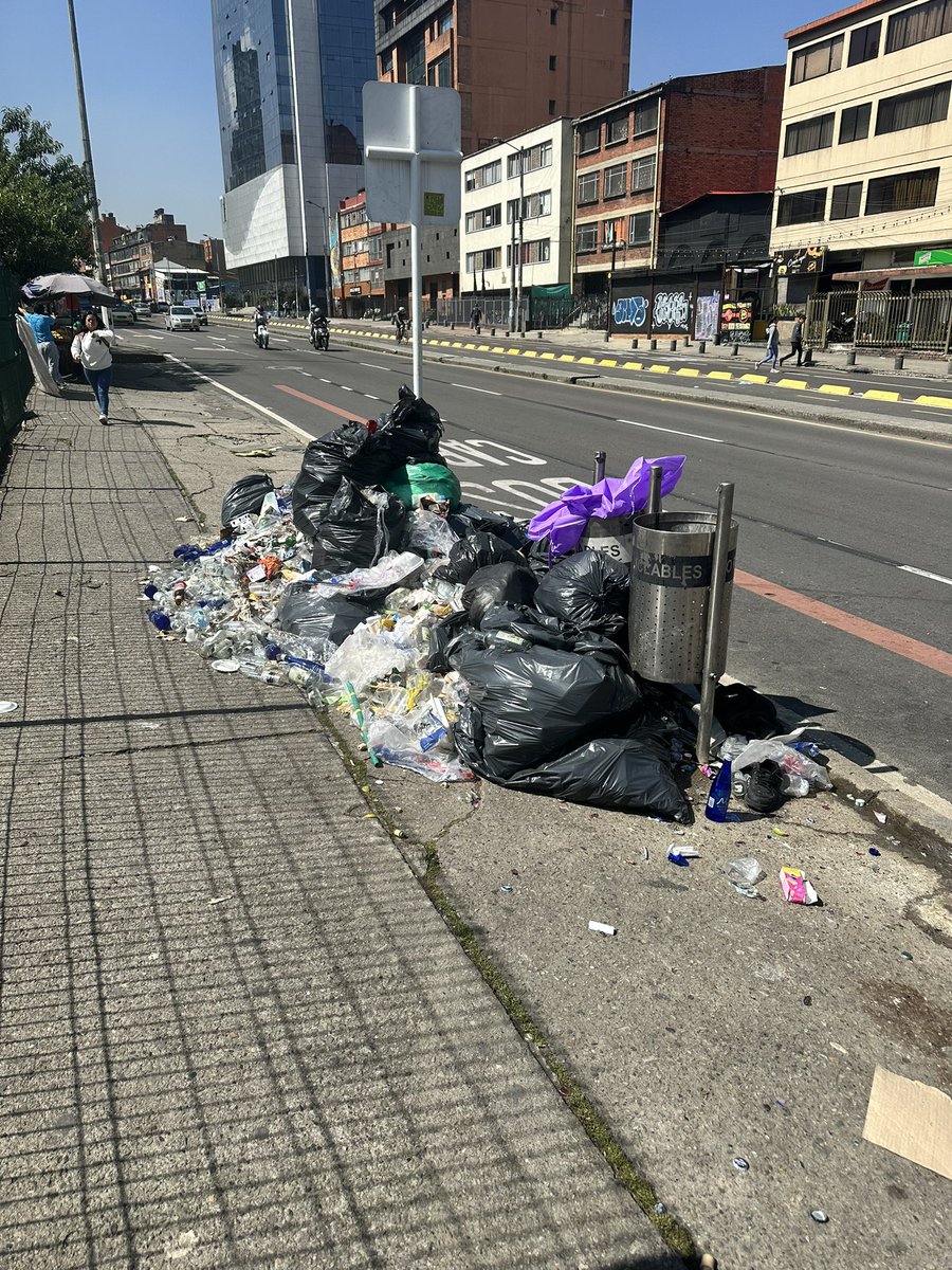 Para algunas ciudadanas y ciudadanos el espacio público es el lugar donde puedo sacar lo que sobra! Para cuando la corresponsabilidad, el respeto por la otredad y el amor por la ciudad?🏙️ <a href="/Asobares/">🇨🇴 ASOBARES COLOMBIA</a> clave hablar con los establecimientos de la calle 51!