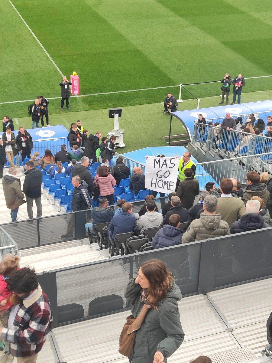 soniagaudioso's tweet photo. Un aficionado del Real Zaragoza muestra a un palco sin Jorge Mas ni sus dueños una pancarta con un 'Mas Go Home' al estilo de la del Valencia contra Peter Lim. Parte del público se unió con pañuelos blancos. https://t.co/xJzhPCpC7L