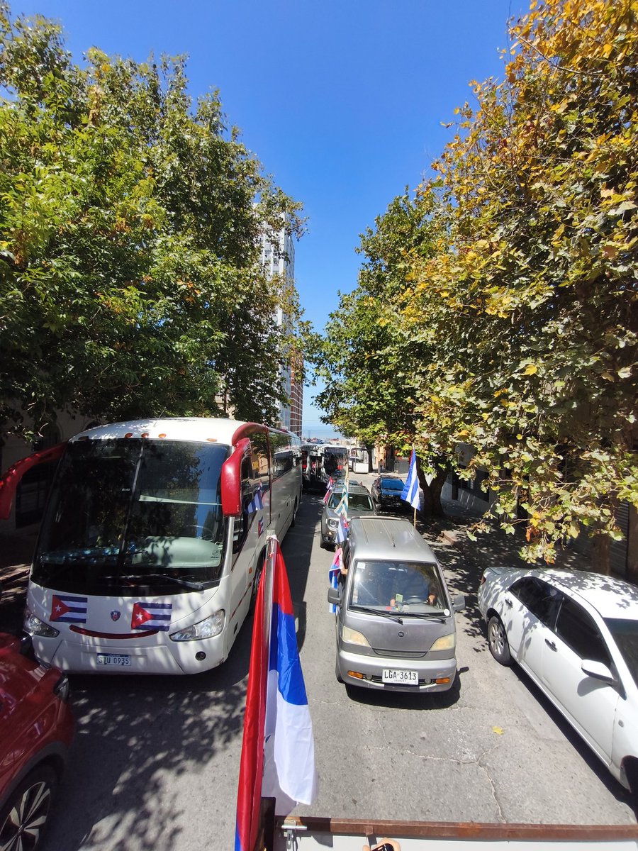 mateoteleSUR's tweet photo. #URUGUAY Cientos de vehículos participan en Montevideo de la caravana en apoyo a Cuba y en contra de la agresión imperialista. @teleSURtv https://t.co/BoDtxQeZgV
