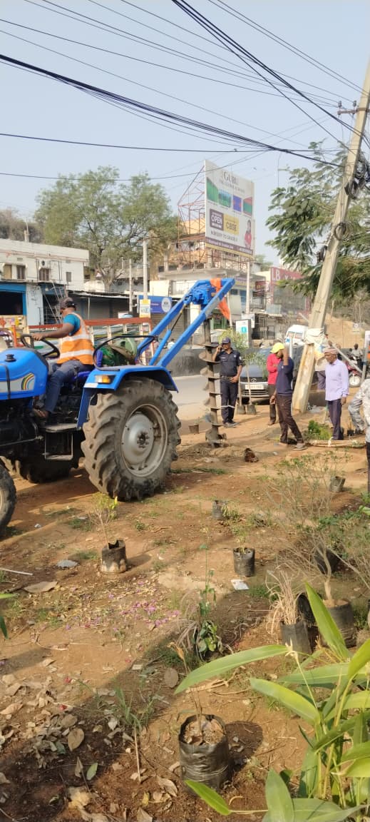 NewsMeter_In's tweet photo. #Hyderabad:

#HYDRAA clears #encroachments at #Medikunta lake, #Bachupally.

Around 10 shops within the #FTLlimits were removed after #complaints of #wastedumping.

#Fencing installed, #garbage cleared, and plans underway for a #walkingtrack. 

Locals welcome the action. https://t.co/SGAt2rQV5F