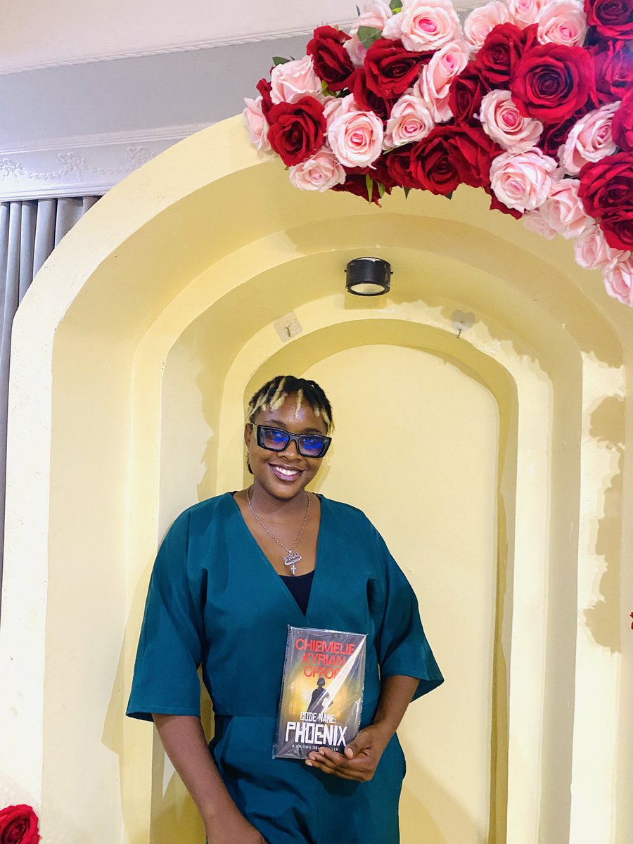 EziomaKalu's tweet photo. Went for the book launch of Code name: Phoenix by @ChiemelieKy published by @HelloAvocadoCo 
And I couldn’t help but serve gorgeousness. 🤭🥰❤️ https://t.co/GDxLUFvOKE