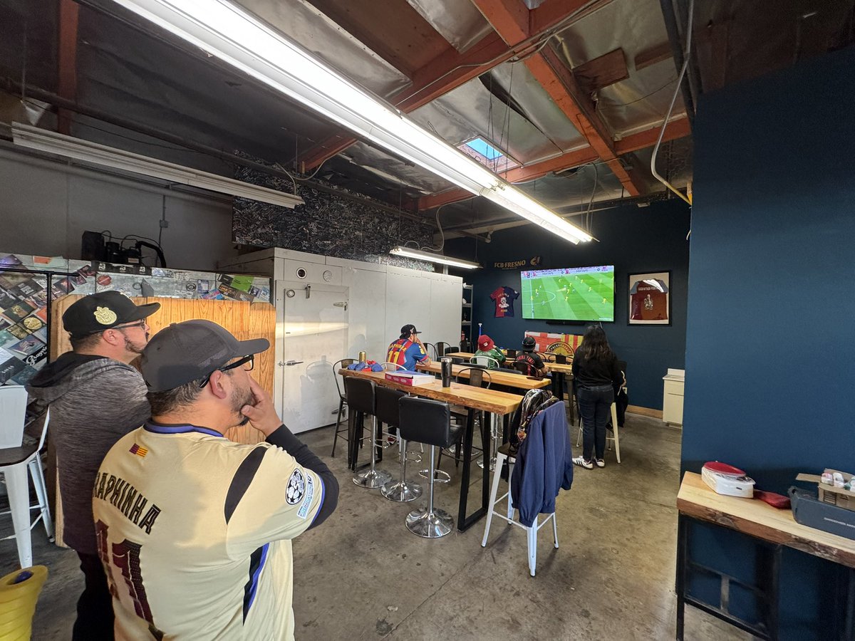 fcb_fresno's tweet photo. Saludos de La Penya Blaugrana de Fresno! Un fuerte abrazo amigos! VISCA BARÇA! 💙❤️@ESPNMarioKempes @mauriciopedroza @fernandopalomo @RichardMendezTV @DonBisca @moillorens @Rortiz_ESPN @ESPNDeportes @LaLiga #LALIGAxESPN #BarçaVillarreal https://t.co/kinDuiL6pv