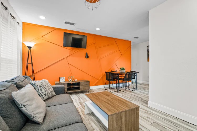 E_ROB_8's tweet photo. You vs. the guy she tells you not to worry about

How my Airbnb come without a couch 🤣🤣 https://t.co/ceR52d7mBQ