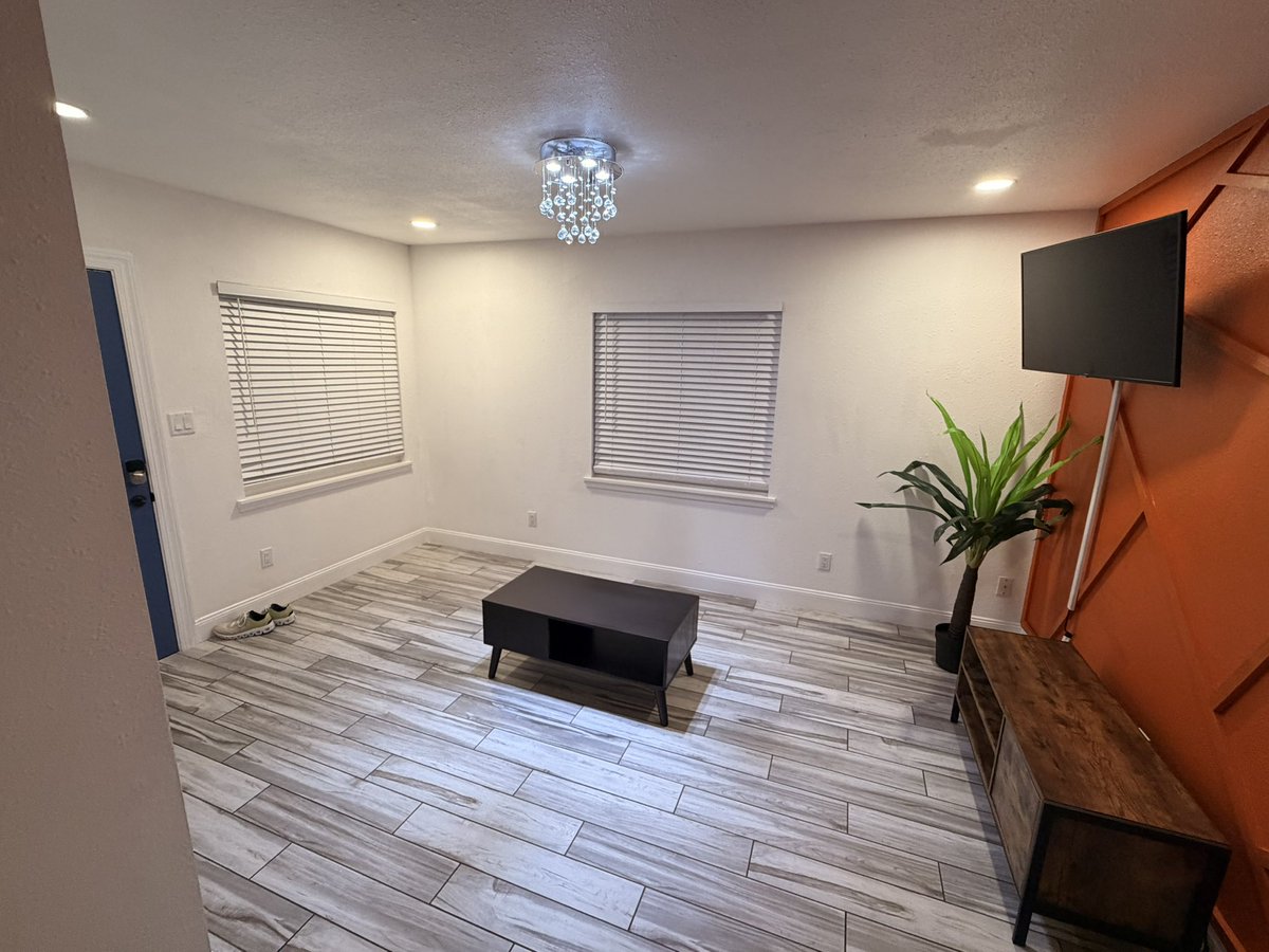 E_ROB_8's tweet photo. You vs. the guy she tells you not to worry about

How my Airbnb come without a couch 🤣🤣 https://t.co/ceR52d7mBQ