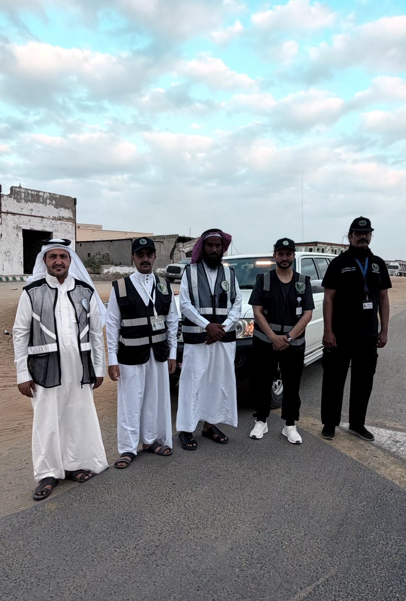 cov_ageel's tweet photo. لليوم الثاني على التوالي ،جمعية ساعد تواصل مبادرة إفطار الصائم بالشريط الساحلي في مركز حفار

الليث _عقيل الزهراني 

لليوم الثاني على التوالي، تواصل جمعية ساعد للبحث والإنقاذ بمنطقة الباحة، ممثلةً في القطاع التهامي، تنفيذ مبادرة توزيع وجبات إفطار صائم على المسافرين وعابري الطريق، وذلك على الشريط الساحلي وتحديدًا في مركز حفار التابع لمحافظة الليث، ضمن جهودها الإنسانية الرامية إلى خدمة المجتمع خلال شهر رمضان المبارك.

وقد شهدت المبادرة حضورًا ميدانيًا فاعلًا من منسوبي الجمعية والمتطوعين، الذين باشروا توزيع الوجبات قبيل موعد الإفطار، في مشهد يعكس روح التعاون والتكافل الاجتماعي، ويجسد القيم النبيلة التي يحملها العمل التطوعي في هذا الشهر الفضيل.

وتأتي هذه المبادرة امتدادًا لبرامج جمعية ساعد الهادفة إلى تعزيز السلامة المجتمعية، وخدمة المسافرين، وتقديم العون الإنساني في المواقع الحيوية، لاسيما على الطرق السريعة التي تشهد كثافة في الحركة خلال شهر رمضان.

وقد رفعت جمعية ساعد للبحث والإنقاذ بمنطقة الباحة أسمى آيات الشكر والتقدير إلى رئيس جمعية ساعد للبحث والإنقاذ بالمملكة الكابتن عبدالعزيز بن محمد البارقي، نظير دعمه المستمر وحرصه الدائم على تمكين المبادرات الميدانية، كما قدمت شكرها لـ مشرف منطقة الباحة الكابتن عوضه بن عبدالله الغامدي، ومشرف القطاع التهامي الكابتن خالد بتات الغامدي، على متابعتهم المباشرة وجهودهم الميدانية.

كما ثمّنت الجمعية الجهود الكبيرة التي يبذلها جميع الزملاء أعضاء جمعية ساعد للبحث والإنقاذ بمنطقة الباحة، وما يقدمونه من عمل تطوعي مخلص أسهم في إنجاح هذه المبادرة وتحقيق أهدافها الإنسانية.

سائلين الله تعالى أن يجزي الجميع خير الجزاء، وأن يتقبل منهم صالح الأعمال، وأن يديم على وطننا نعمة الأمن والأمان .