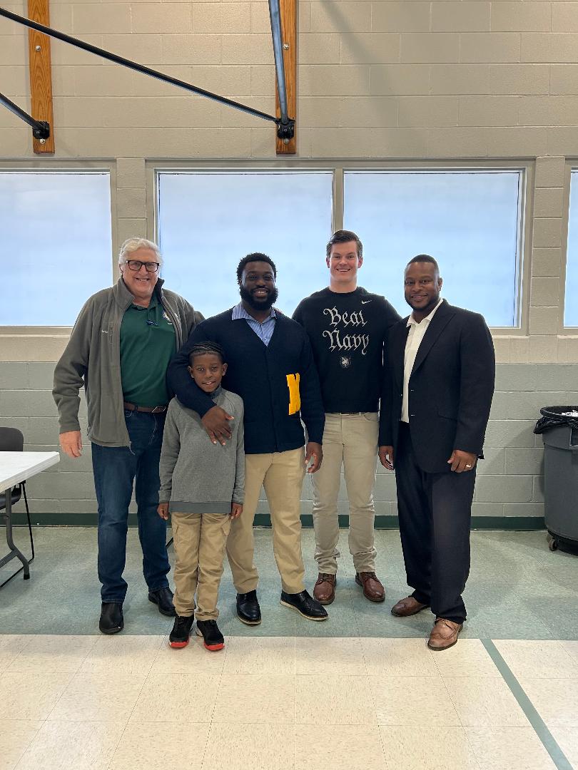 Shanny4055's tweet photo. I'm reposting an earlier story w/raw footage. The video from Raleigh Sports Club luncheon celebrated @ArmyNavyGame and Larry Pickett Day. Time notations are highlighted w/ @ArmyWP_Football alum Mike Houghton and @NavyFB alum Myer Krah as our speakers.
https://t.co/PbFZ9YUD2J https://t.co/lDxXiTmnZo