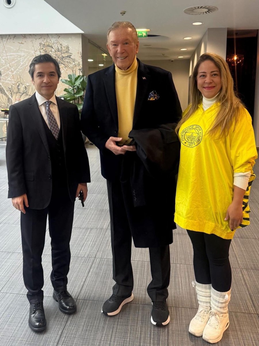 ademtaflan55's tweet photo. NEYİN ONURLANDIRILMASI BU?

Bugün 28 Şubat Postmodern Darbesinin Yıl Dönümü

Tam 29 sene evvel bugün!..

MGK “demokrasiye balans ayarı” yapıyor, tanklar Sincan’dan geçiriliyor ve Başbakan Necmeddin Erbakan istifa etmek zorunda kalıyor.

Ondan sonra dindarlar için karanlık bir dönem başlıyor. RP kapatılıyor. 
Ülke içinde başı örtülüler; öğrenciler okullarından atıldılar. Memurlar işlerinden oldular. Hapislere atıldılar.

Dışarıda, büyükelçilik ve konsolosluklarda çarşaflı, sarıklı sakallı vatandaşların işleri görülmez oldu.

Aradan 29 sene geçmiş.

28 şubat’ın medyada en hararetli savunucusu, müslüman düşmanı Uğur Dündar denen şahıs zulmün yıldönümünde İngiltereye geliyor ve Büyükelçimiz tarafından bir otel lobisinde karşılanıyor. 😡

Bu kadar mı balık hafızalı olduk?
Yoksa;
Çevik Bir:”28 şubat 1000 yıl sürecek”derken haklımıydı?