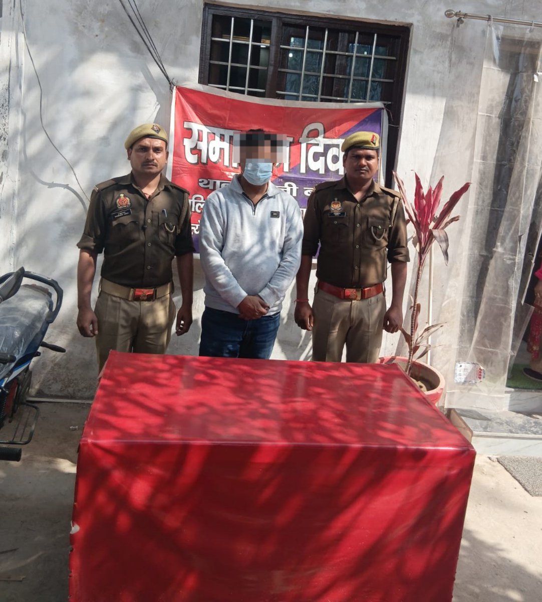 vihanpardh31132's tweet photo. थाना लोनी बॉर्डर पुलिस ने रंगदारी व धमकी मामले में वांछित आरोपी आफताब आलम को गिरफ्तार किया।
बीएनएस धाराओं में मुकदमा दर्ज, वैधानिक कार्रवाई जारी।
@DCPRuralGZB
@ghaziabadpolice
@Uppolice
@dgpup
@CMOfficeUP
@myogiadityanath
#LoniBorder https://t.co/JVrxNR6ngG